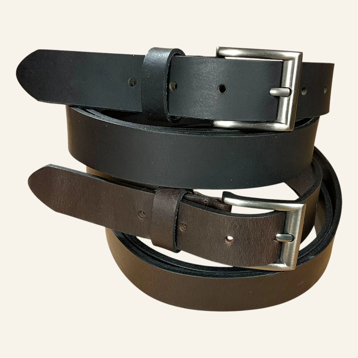 2 ceintures en cuir marron et noir avec des boucle classique de la marque Isidore