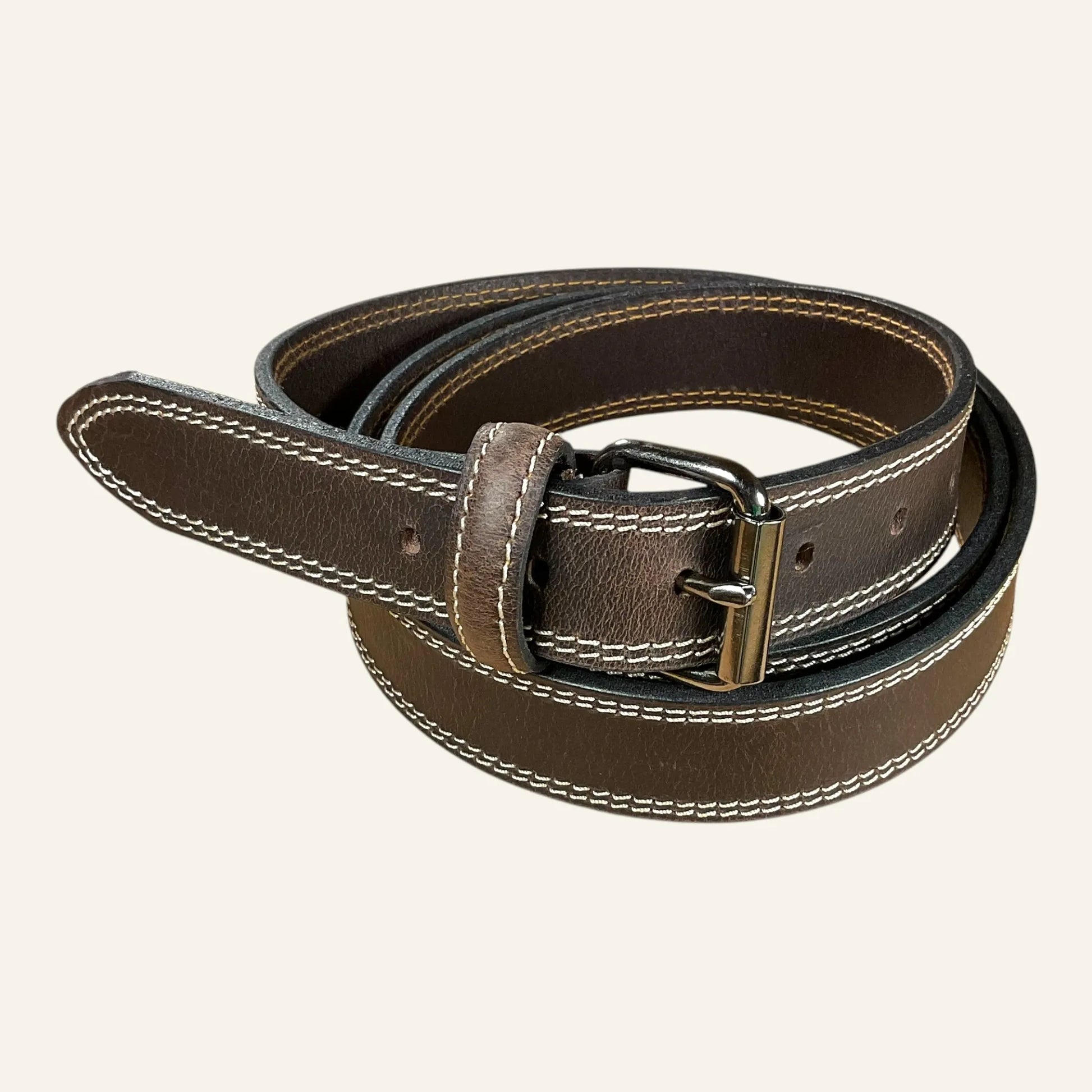 Ceinture en cuir marron double piqure avec une boucle rouleau